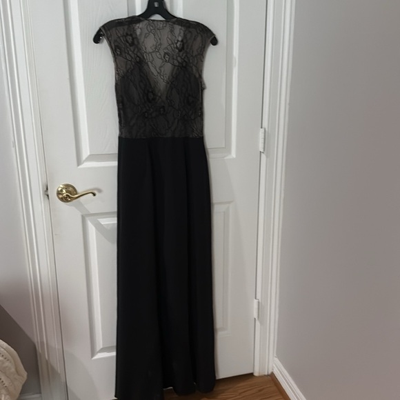 Elegant Black Lace Evening Gown Aidan mattox size 2 - Picture 5 of 6